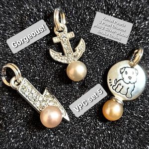 3 VANTEL PEARLS CHARMS & 2 SILVER-PLATED CHAINS